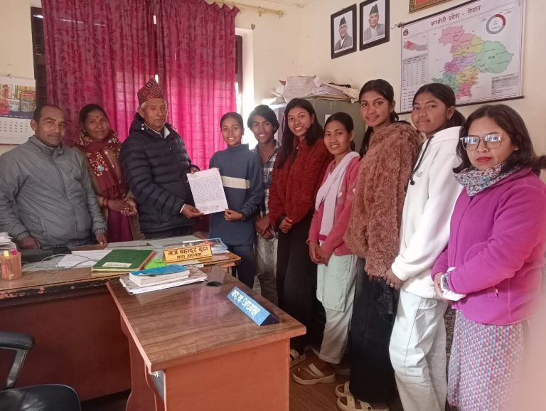 किशोर किशोरी क्लबहरूले विवाहको उमेर हद १८ मा झार्न नहुने माग गर्दै ज्ञापनपत्र बुझाए